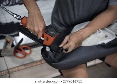 Pemasangan kulit jok motor